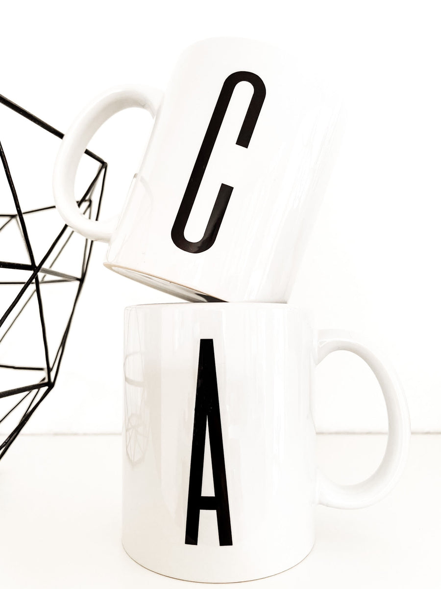 GRAPHIC LETTER MUG