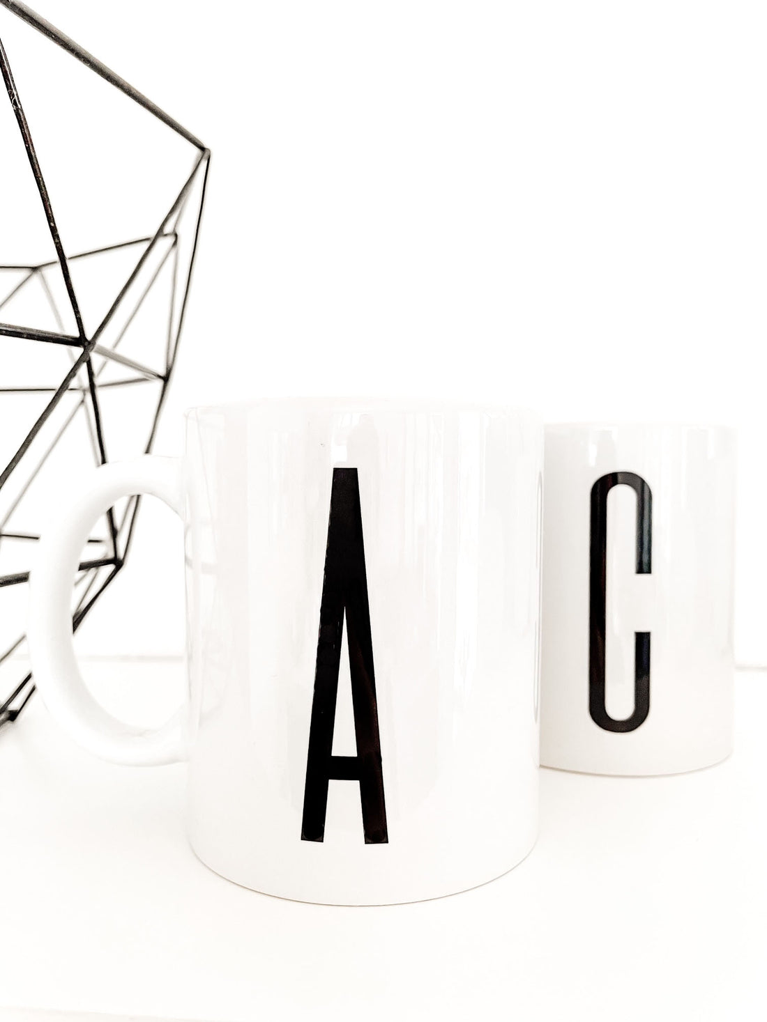 GRAPHIC LETTER MUG